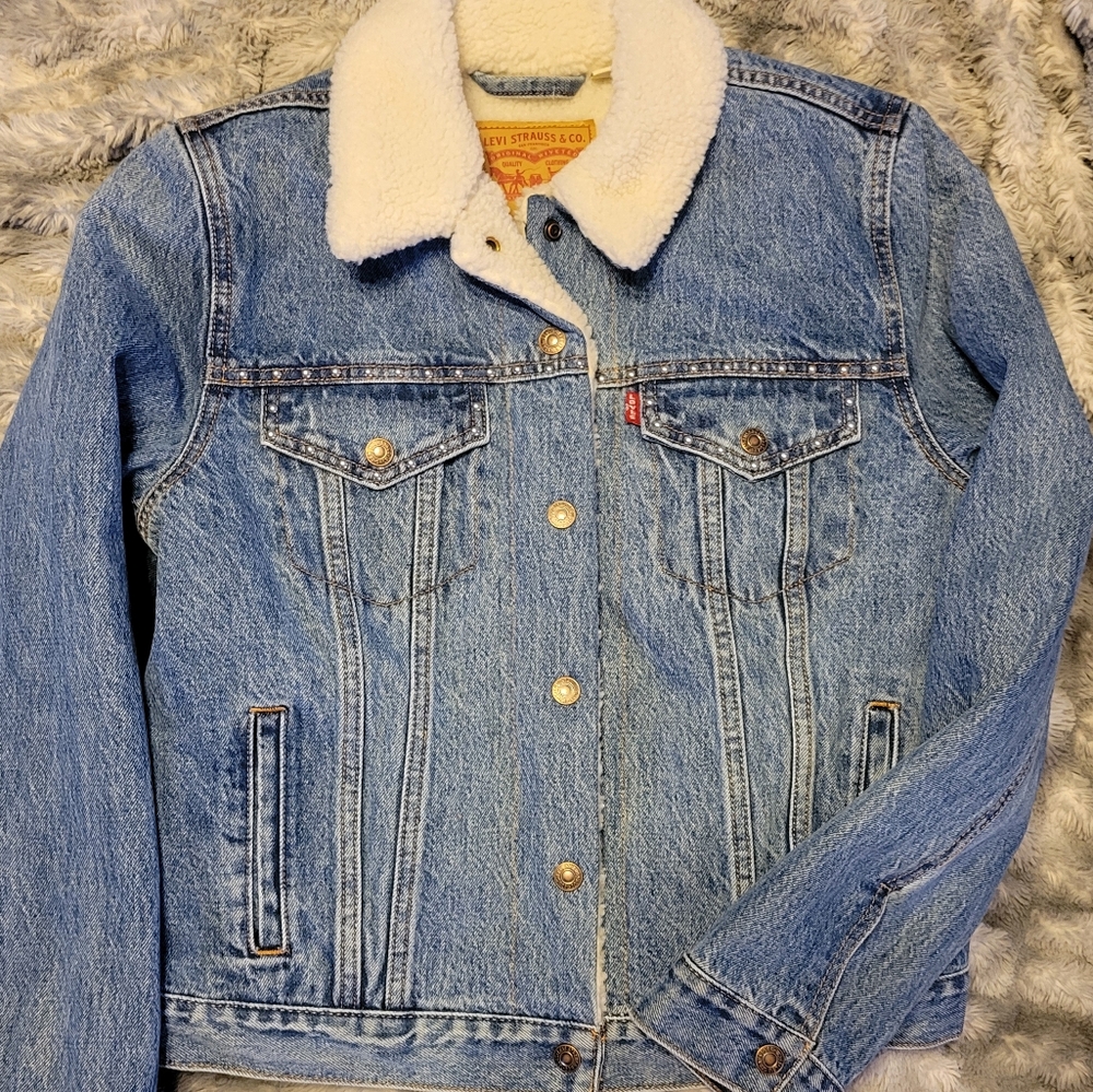 NWT LEVI'S STUDDED DENIM SHERPA TRUCKER JACKET, SIZE SMALL